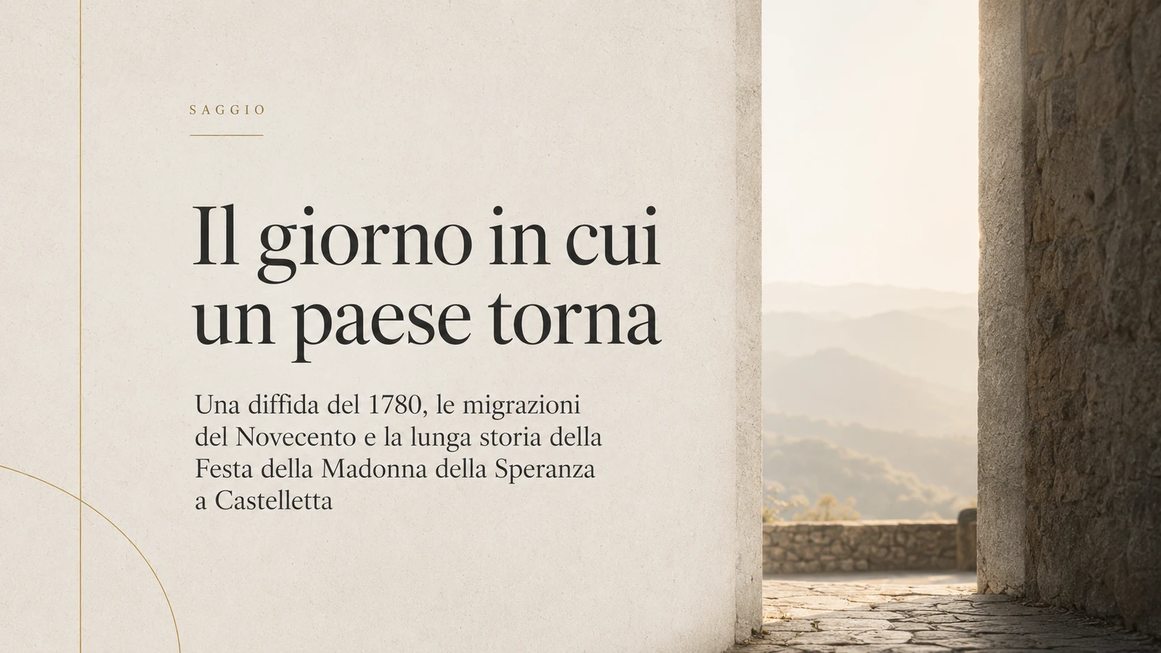 Cover del saggio ‘Il giorno in cui un paese torna’: una soglia in pietra e intonaco chiaro si apre verso il paesaggio appenninico, evocando memoria, territorio e ritorno a Castelletta.
